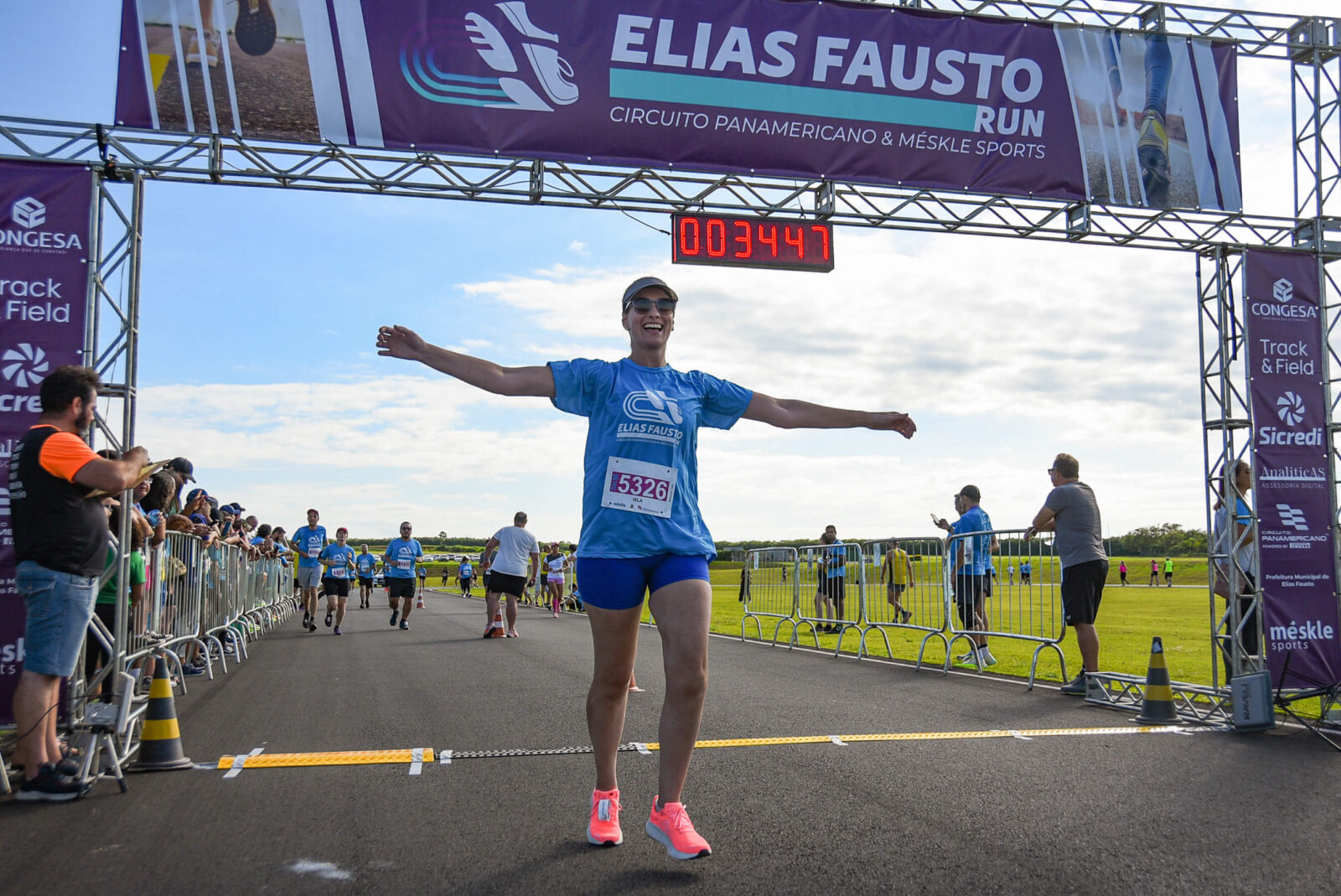 atleta cruzando linha de chegado elias fausto run corrida de rua no circuito panamericano da pirelli organizada pela méskle sports