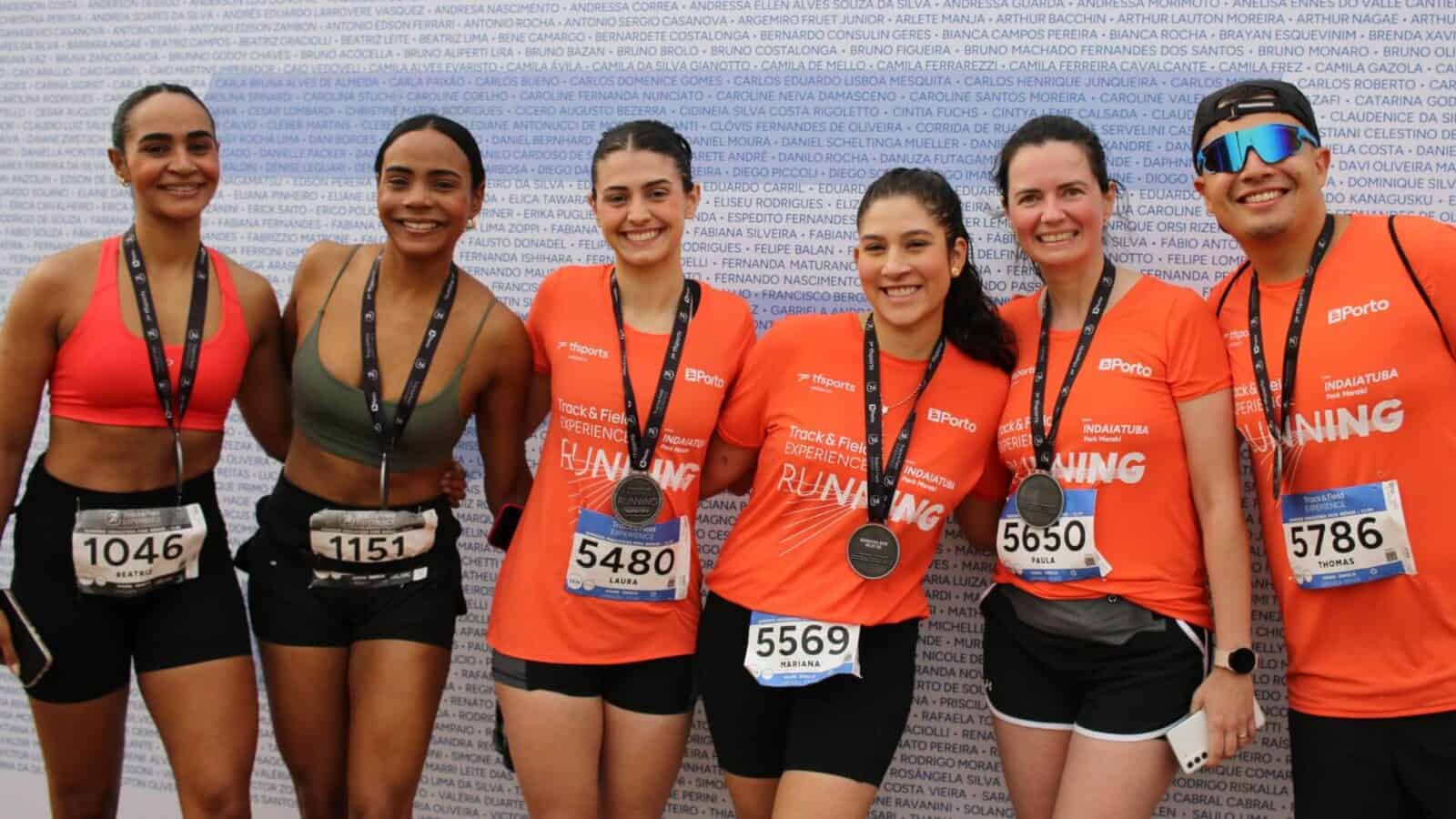 amigos corredores após ganhar medalha corrida de rua méskle sports track&field porto experience running indaiatuba setembro 2024