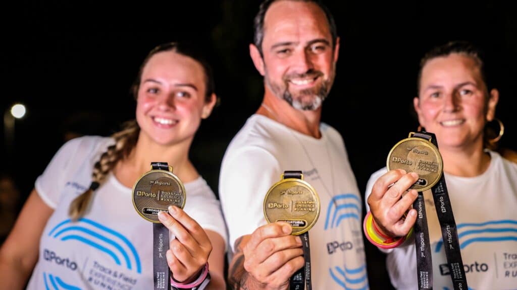 familia termina prova e recebe medalha corrida de rua méskle sports 1 night run track&field porto experience running indaiatuba março 2025